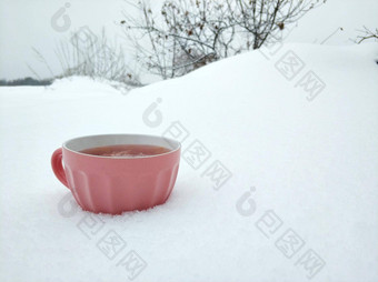 粉红色的杯子热树莓茶背景雪冬天场茶小时变暖冷冬天