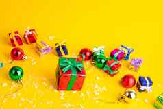 礼物盒子圣诞节现在黄色的背景一年的装饰