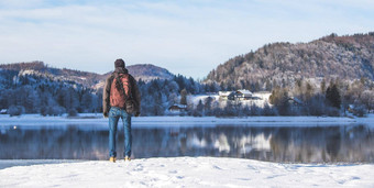 户外冒险高加索人男人。站湖岸享受视图美丽的<strong>冬天景观</strong>奥地利
