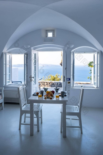早餐传统的历史洞穴房子圣托里尼岛希腊年轻的夫妇奢侈品假期岛圣托里尼岛看日出蓝色的圆顶教堂白色村aio圣托里尼岛希腊日出