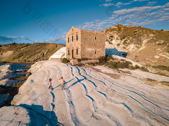 高峰白色agrigento西西里意大利白色海滩废墟被遗弃的石头房子白色悬崖
