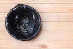 空本木背景垃圾前视图垃圾篮子垃圾黑色的袋垃圾空垃圾本浪费塑料包空垃圾本本木地板上垃圾