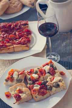 意大利晚餐红色的酒新鲜的美味的披萨晚上假期