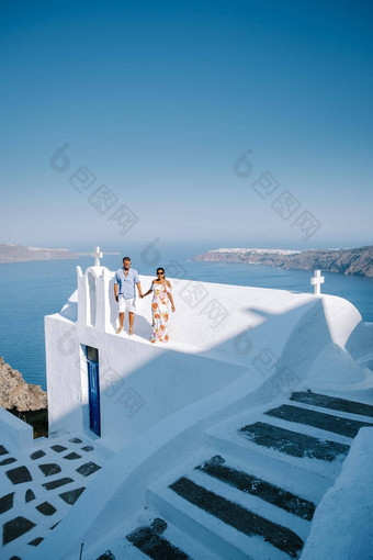 夫妇访问skaros岩石fira圣托里尼岛希腊年轻的夫妇奢侈品假期岛圣托里尼岛看日出蓝色的圆顶教堂白色村aio圣托里尼岛希腊