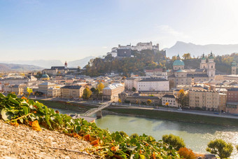 萨尔茨堡城市秋天色彩斑斓的阳光奥地利