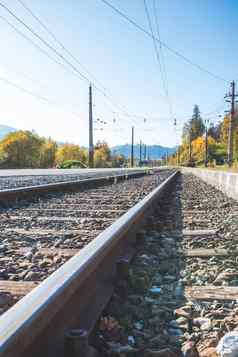 可持续发展的旅行火车铁路跟踪色彩斑斓的田园景观秋天