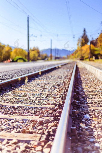 可持续发展的旅行火车铁路跟踪色彩斑斓的<strong>田园</strong>景观秋天