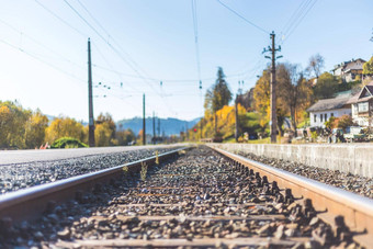 可持续发展的旅行火车铁路跟踪色彩斑斓的<strong>田园</strong>景观秋天