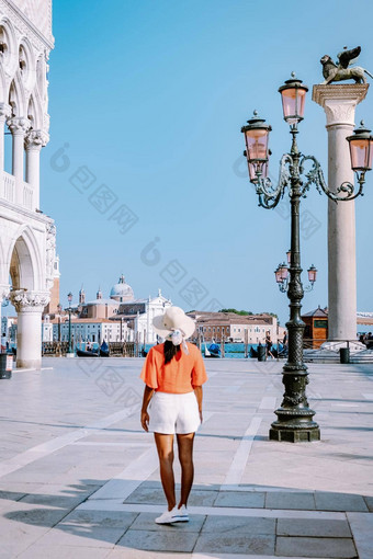 女人城市旅行威尼斯<strong>意大利</strong>色彩斑斓的街道运河威尼斯
