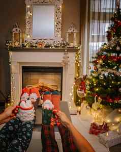 圣诞节树壁炉圣诞节袜子热巧克力杯壁炉圣诞节