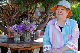 亚洲老女人上了年纪的放松休息<strong>阳台阳台</strong>高级休闲生活方式