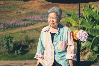 亚洲老女人上了年纪的放松休息阳台阳台高级休闲生活方式