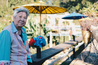 亚洲老女人上了年纪的放松休息阳台阳台高级休闲生活方式