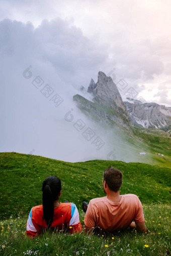 夫妇假期徒步旅行意大利白云石山脉令人惊异的视图seceda峰特伦蒂诺高阿迪杰白云石山脉阿尔卑斯山脉南提洛尔意大利