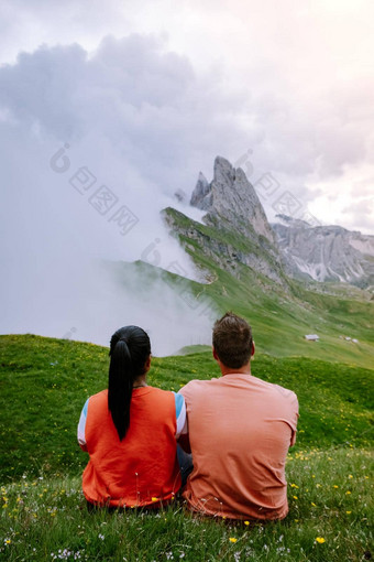 夫妇假期徒步旅行意大利白云石山脉令人惊异的视图seceda峰特伦蒂诺高阿迪杰白云石山脉阿尔卑斯山脉南提洛尔意大利欧洲