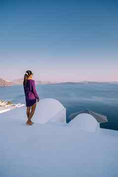 日落岛圣托里尼岛希腊美丽的白色村aio教堂风车日落女人奢侈品假期希腊