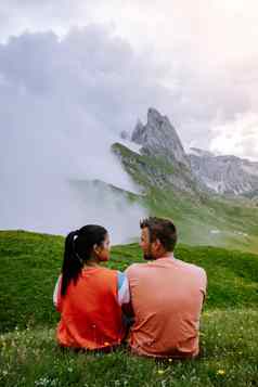 夫妇假期徒步旅行意大利白云石山脉令人惊异的视图seceda峰特伦蒂诺高阿迪杰白云石山脉阿尔卑斯山脉南提洛尔意大利