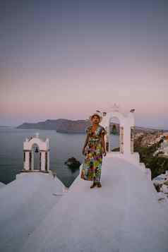 日落岛圣托里尼岛希腊美丽的白色村aio教堂风车日落女人奢侈品假期希腊