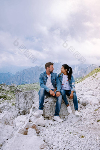 夫妇徒步旅行意大利白云石山脉多雾的天气云惊人的视图三总会在山峰白云石山脉意大利