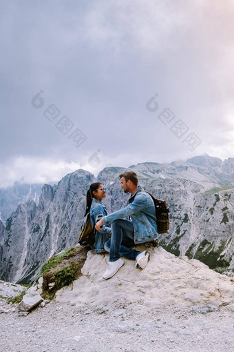 夫妇徒步旅行意大利白云石山脉多雾的天气云惊人的视图三总会在山峰白云石山脉意大利