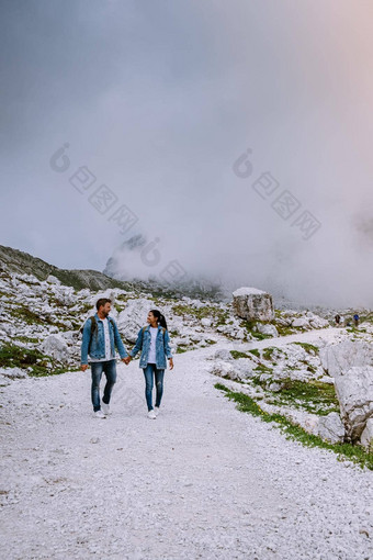 夫妇徒步旅行意大利白云石山脉多雾的天气云惊人的视图三总会在山峰白云石山脉意大利