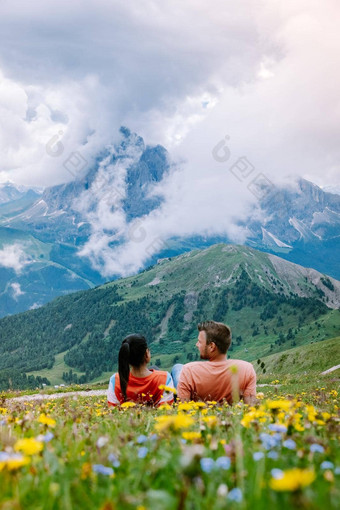 夫妇假期徒步旅行意大利白云石山脉令人惊异的视图seceda峰白云石山脉阿尔卑斯山脉南提洛尔意大利