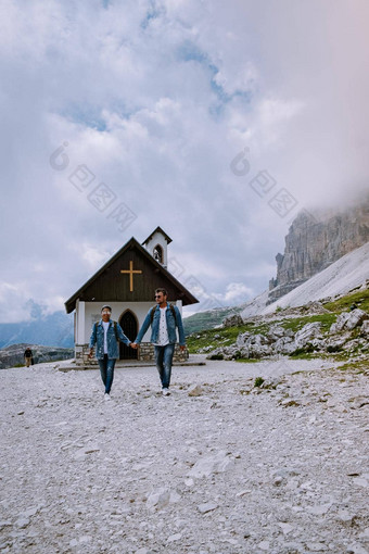 夫妇徒步旅行意大利白云石山脉多雾的天气云惊人的视图三总会在山峰白云石山脉意大利