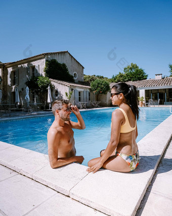 夫妇放松池普罗旺斯法国但女人放松池奢侈品度假胜地