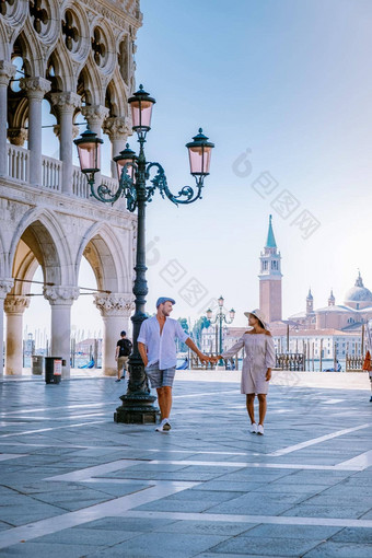 夫妇城市旅行威尼斯视图广场三马可总督宫宫殿卡塔尼亚威尼斯意大利体系结构具有里程碑意义的威尼斯日出城市景观威尼斯