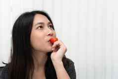 女人吃草莓红色的浆果水果甜蜜的多汁的