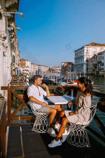 夫妇但女人城市旅行威尼斯<strong>意大利</strong>色彩斑斓的街道运河威尼斯