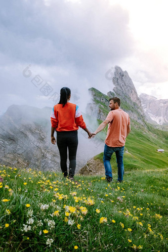 夫妇假期徒步旅行意大利白云石山脉令人惊异的视图seceda峰特伦蒂诺高阿迪杰白云石山脉阿尔卑斯山脉南提洛尔意大利欧洲