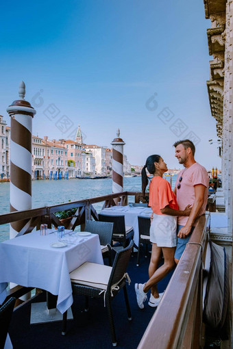 夫妇但女人城市旅行威尼斯意大利色彩斑斓的街道运河威尼斯