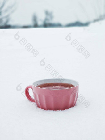 粉红色<strong>的</strong>杯子热树莓茶背景雪冬天场茶小时变暖冷冬天