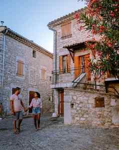 夫妇访问鲁姆斯中世纪的村鲁姆斯砖房子小小巷阿尔代什河法国