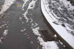 抑制雪人行道上曲线图像雪融化