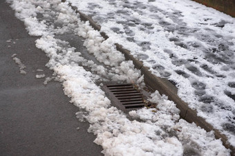 高速公路表面排水包围融化雪路边