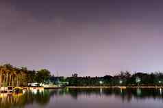 水平视图湖自然黄昏晚上星星光滑的反射水域