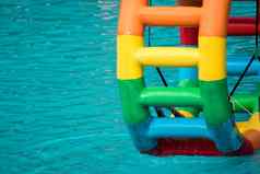 游泳池水体育大轮油管色彩斑斓的水轮油管游泳池