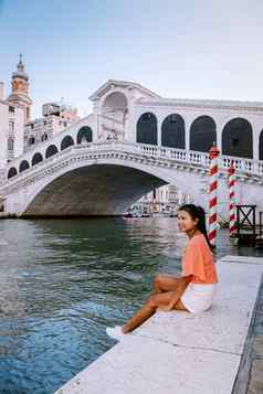 女人城市旅行威尼斯意大利色彩斑斓的街道运河威尼斯
