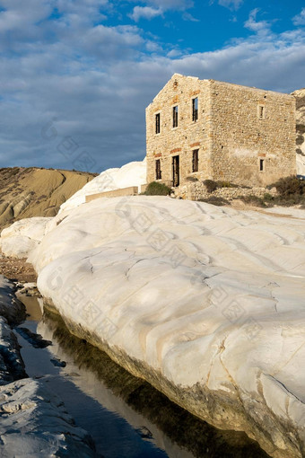 高峰白色agrigento西西里意大利白色海滩废墟被遗弃的石头房子白色悬崖
