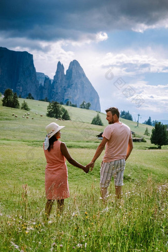 夫妇但女人假期白云石山脉意大利阿尔卑斯Siusi塞瑟10 克拉雅白云石山脉特伦蒂诺南提洛尔意大利
