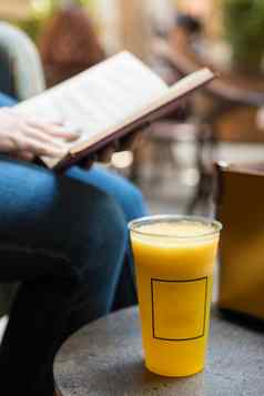 女人阅读书橙色鸡尾酒咖啡馆