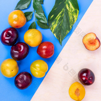 色彩斑斓的李子水果色彩斑斓的背景前视图