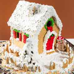 圣诞节一年房子形状蛋糕布丁白色板
