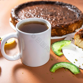 美味的色彩斑斓的巧克力蛋糕茶杯关闭