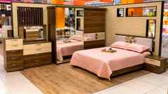 色彩斑斓的卧室家具出售商店
