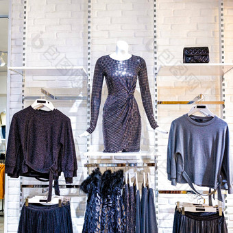 空女人时尚商店人体模型显示最新的趋势