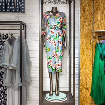 空女人时尚商店人体模型显示最新的趋势