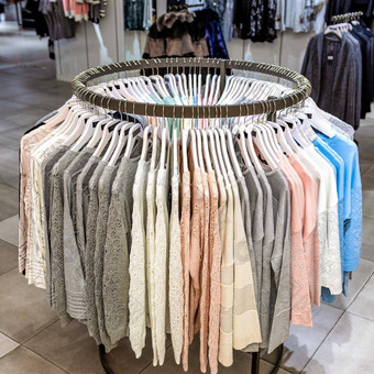 色彩斑斓的女衣服衣架零售商店时尚购物概念